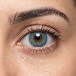 عدسات لاصقة تجميلية باللون الأزرق