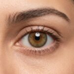 عدسات لاصقة تجميلية باللون البندقي
