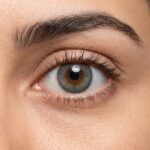 عدسات لاصقة تجميلية باللون الرمادي